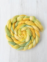 Load image into Gallery viewer, Merino Varigated Coloured Roving