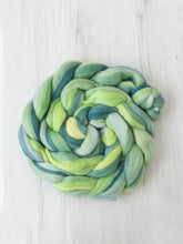 Load image into Gallery viewer, Merino Varigated Coloured Roving